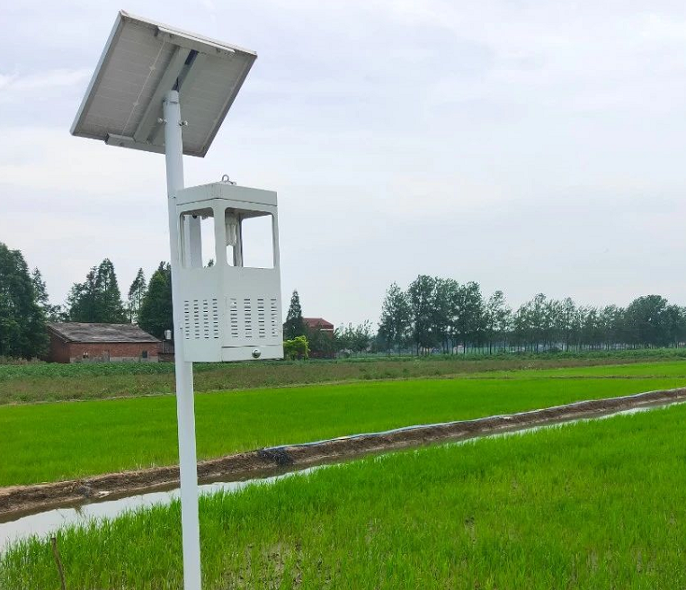 云飞风吸式太阳能杀虫灯